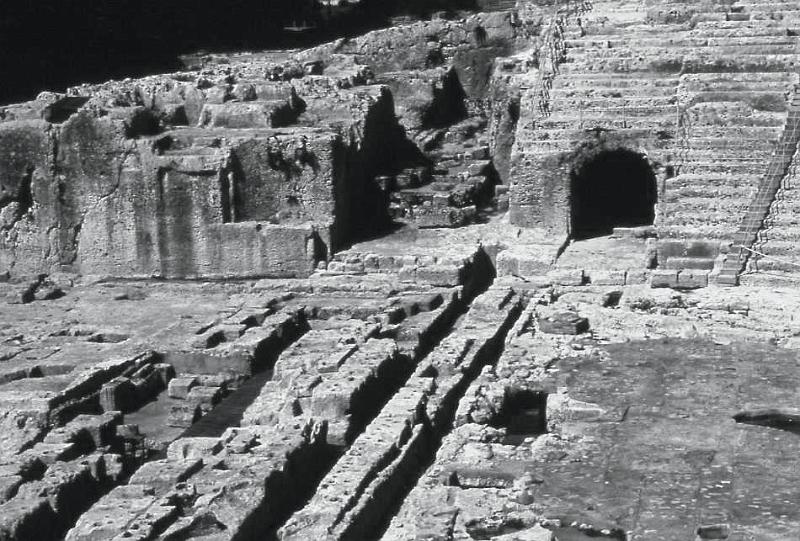 190-Siracusa,teatro greco,2 settembre 2006.jpg